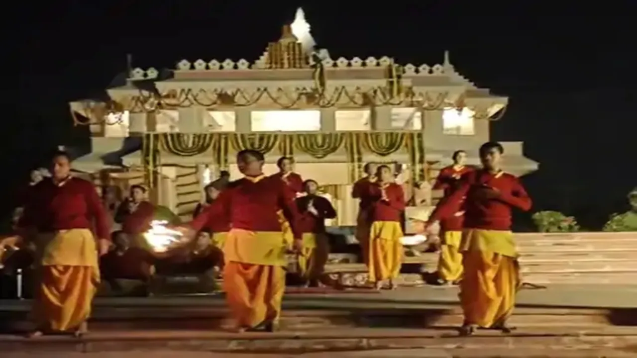 प्रयागराज : त्रिवेणी पुष्प परमार्थ निकेतन में अयोध्या की तर्ज पर बने भव्य राम मंदिर में विशेष पूजन और ध्वजारोहण कार्यक्रम 