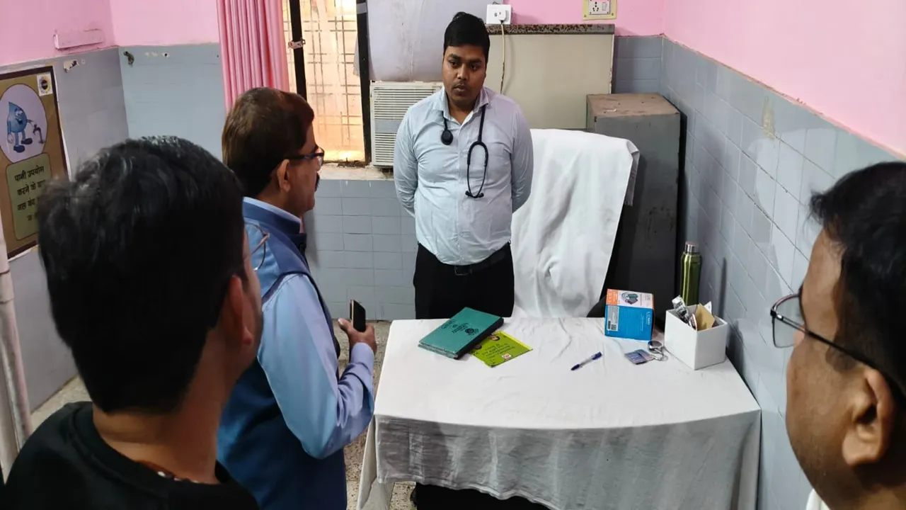 बाराबंकी : CHC रामसनेहीघाट में गंदगी देख भड़के CMO, कहा- बाहर की दवा लिखने पर होगी कार्रवाई