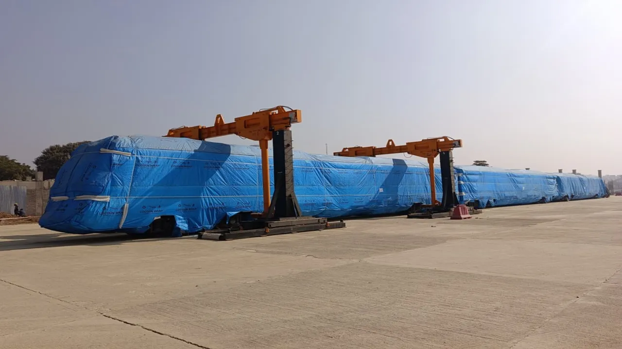 कानपुर : कॉरिडोर-2 की पहली मेट्रो पहुंची शहर, डिपो पर हुई अनलोडिंग 