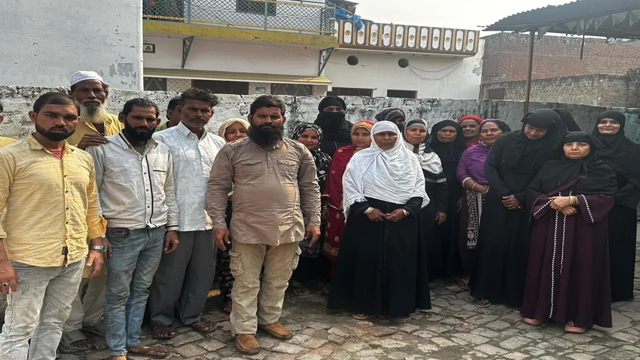 बाराबंकी : बीएलओ की कार्यशैली पर फूटा आक्रोश, प्रदर्शन