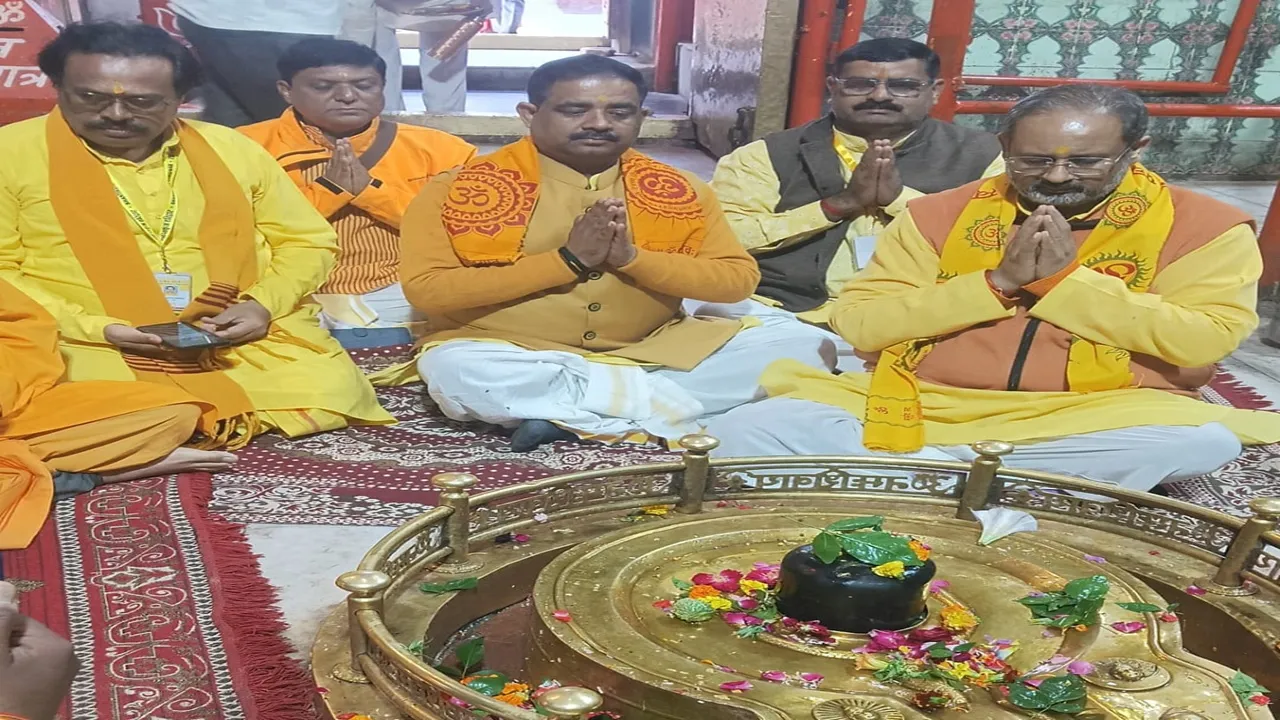 बाराबंकी पहुंचे डॉ. चिन्मय पंड्या, लोधेश्वर महादेव में किया जलाभिषेक