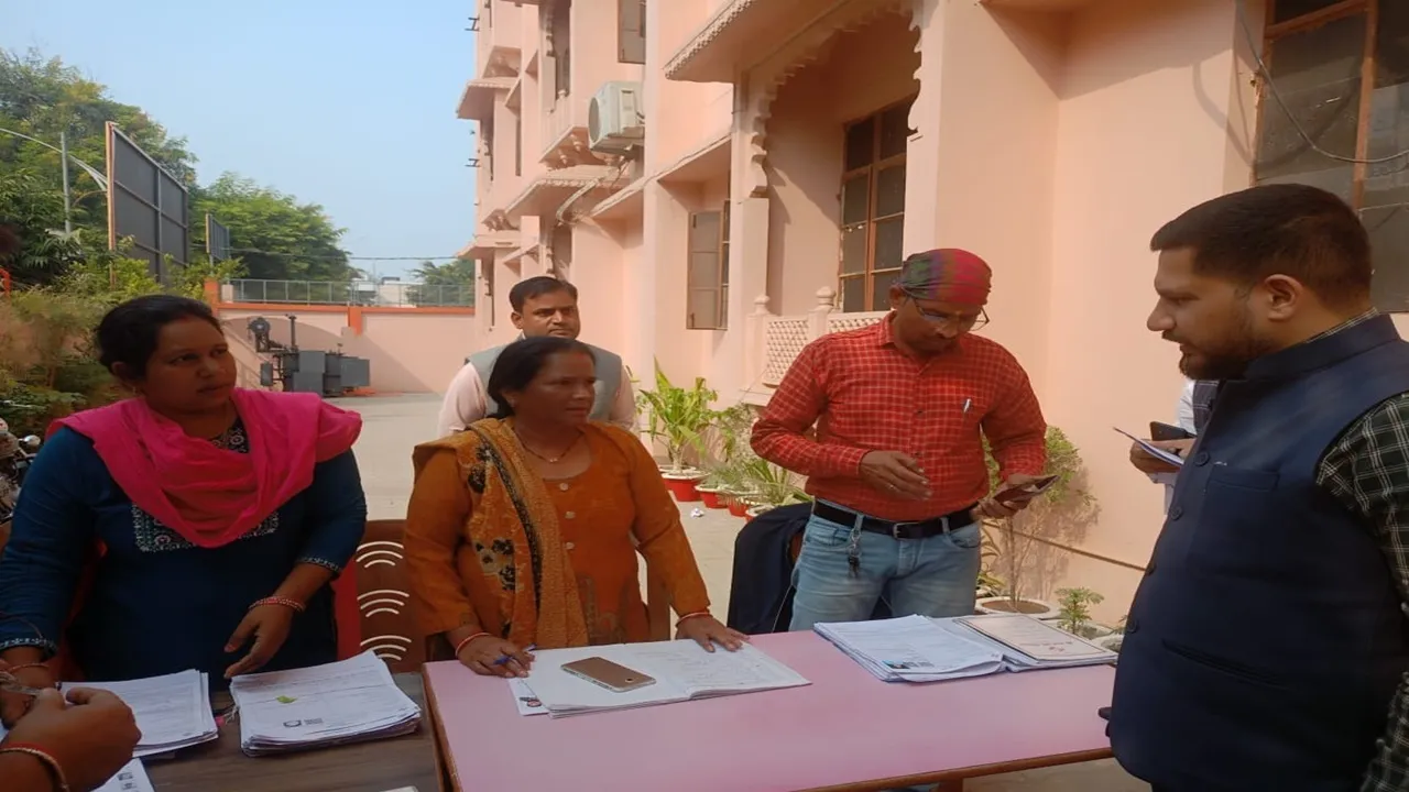 बाराबंकी: एसआईआर में लापरवाही बर्दाश्त नहीं, रुकेगा वेतन, डीएम ने बूथों का किया निरीक्षण, स्वयं भरवाए फॉर्म
