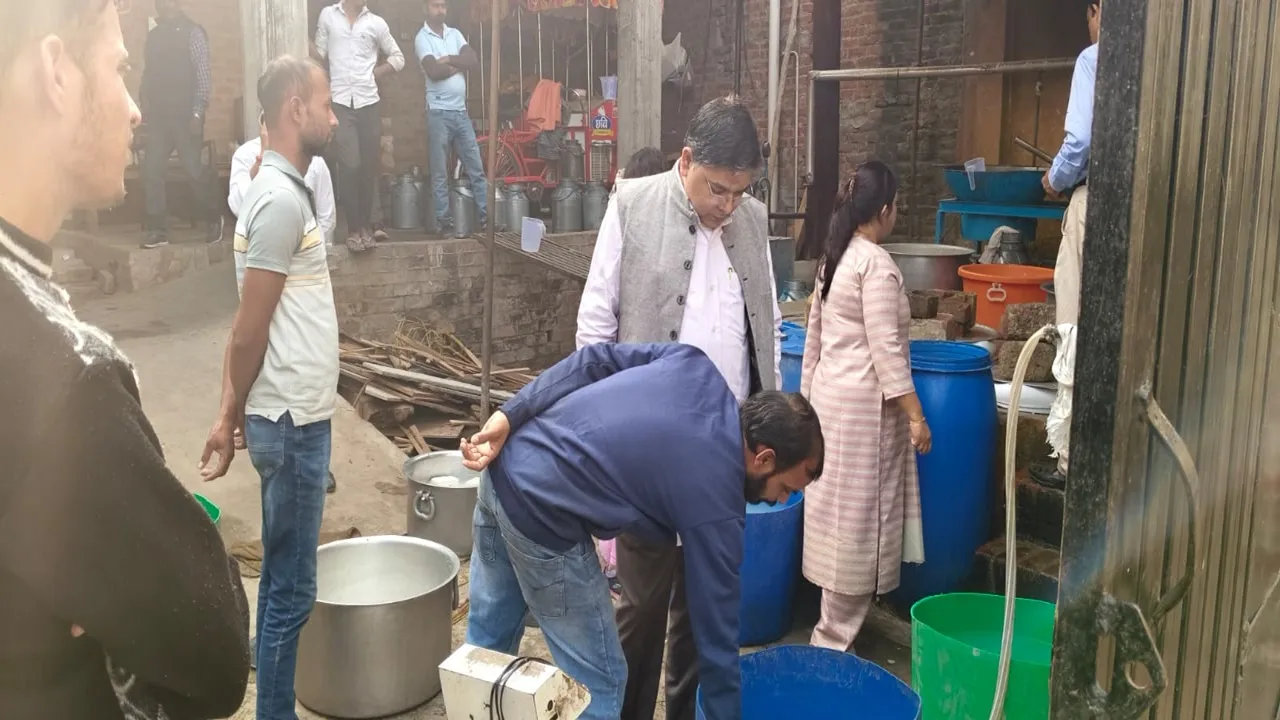 बाराबंकी : 18 रेस्टोरेंट और ढाबों पर छापेमारी, एक लाख की पनीर और दूध नष्ट