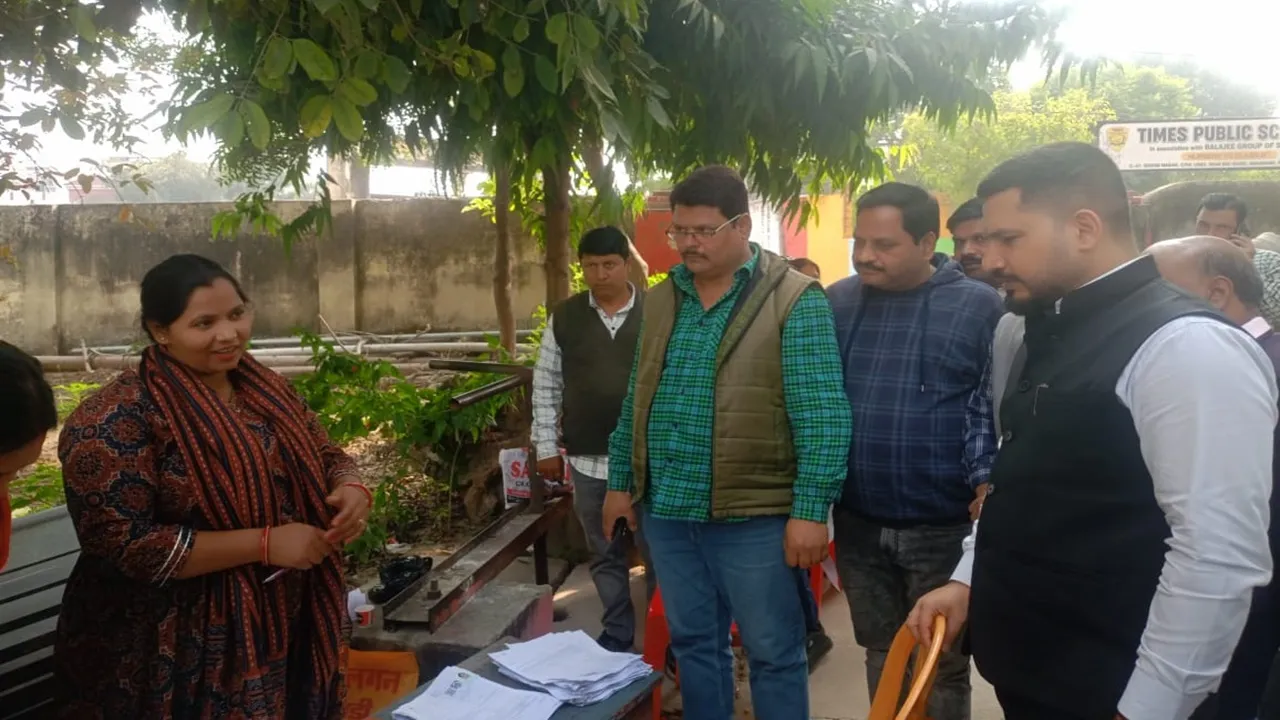 बाराबंकी में एसआईआर अभियान की धीमी रफ्तार पर डीएम ने जताई नाराजगी, पूनम वर्मा और जितेंद्र कुमार बने बेस्ट बीएलओ