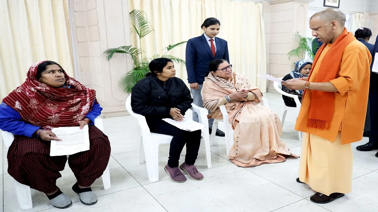 जनता दर्शन : सीएम योगी का फरमान- पीड़ितों की शिकायतें सुन जिले में ही निस्तारण कराएं डीएम-एसपी