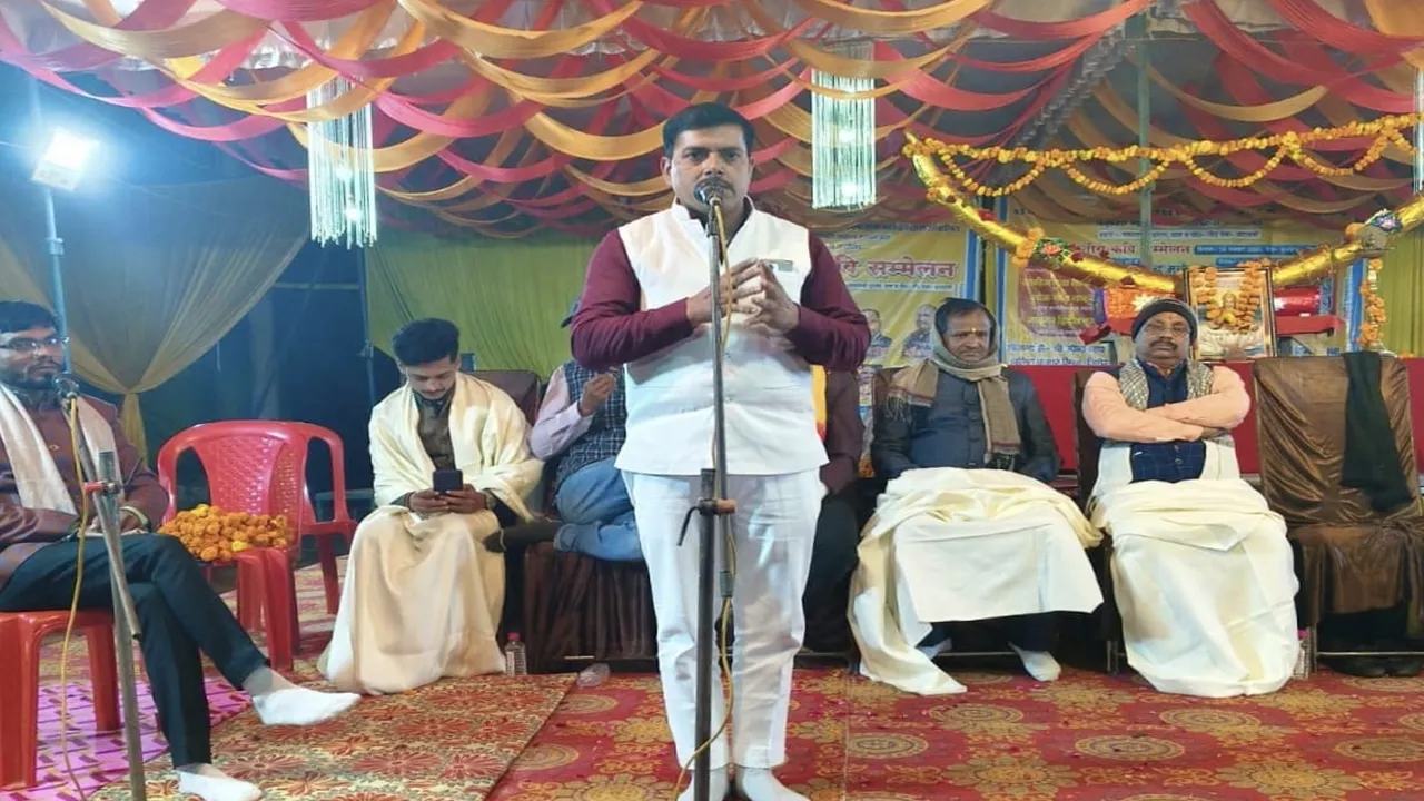  बाराबंकी: सारी दुनिया को चलो प्यार से जोड़ा जाए… कवि सम्मेलन में गूंजी तालियों की गड़गड़ाहट