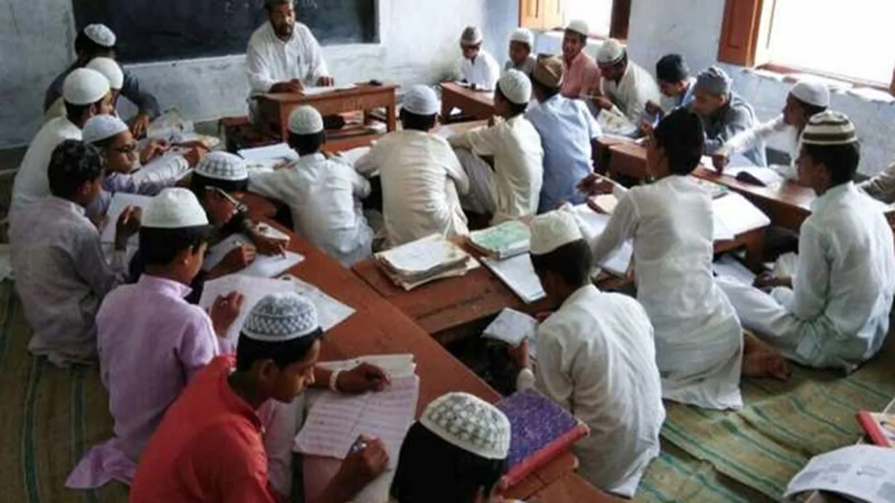 मदरसा बोर्ड में फर्जी अंकपत्र मामले में पूर्व रजिस्ट्रार की भूमिका, मंडलायुक्त बस्ती की जांच में हुआ खुलासा, शासन को भेजी रिपोर्ट