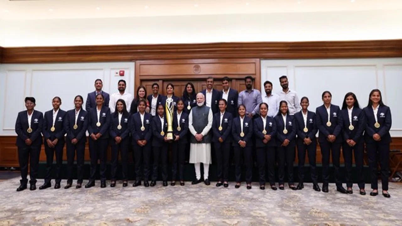 प्रधानमंत्री मोदी ने ब्लाइंड टी20 विश्व कप जीतने वाली भारतीय महिला टीम से की मुलाकात, हाथ से खिलाई मिठाई