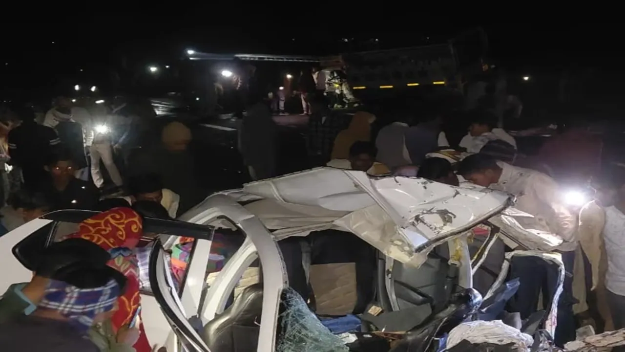 गंगा एक्सप्रेस वे पर दर्दनाक हादसा : कार और पिकअप की टक्कर में एक ही परिवार के 6 लोगों की मौत, अमरोहा में छाया मातम