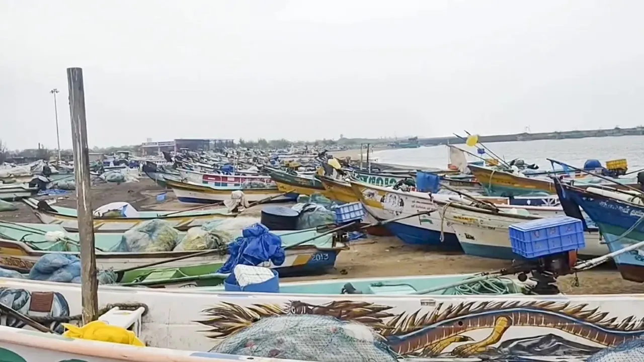 Cyclone Ditwah : श्रीलंका में चक्रवाती तूफान 'दितवा' ने मचाई भारी तबाही, 56 लोगों की मौत व 21 लापता, PM मोदी ने जताया दुख  