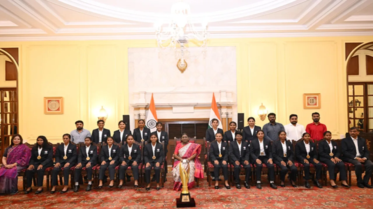 T20 World Cup : ब्लाइंड T20 विश्व कप जीतने वाली भारतीय महिला टीम से मिलीं राष्ट्रपति मुर्मू, खिलाड़ियों ने गिफ्ट किया बैट