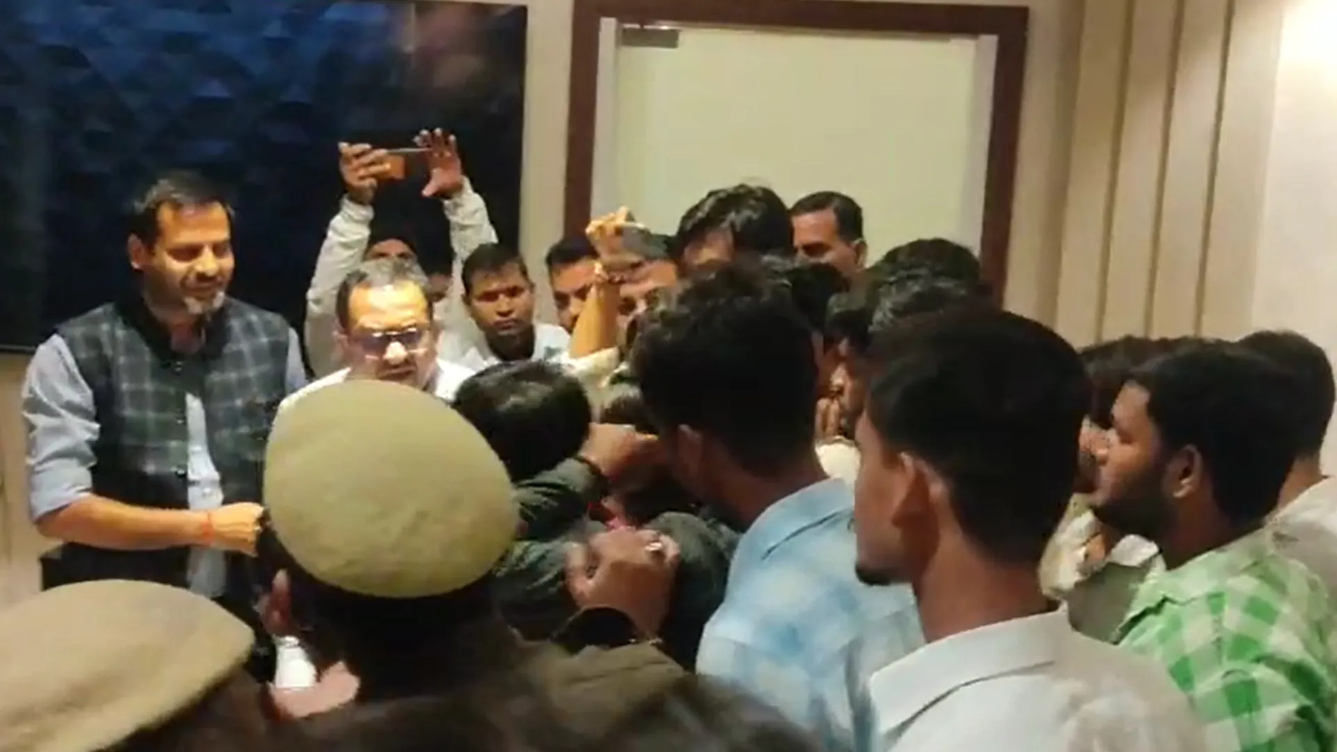 बरेली नगर निगम में एबीवीपी और कर्मचारियों के बीच टकराव, भारी हंगामा जारी