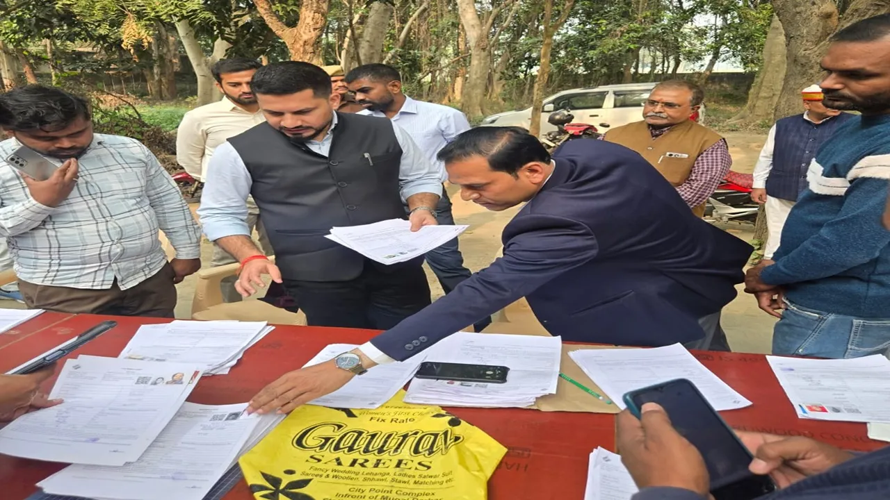 बाराबंकी : रविवार को भी एसआईआर का कार्य रहेगा जारी, डीएम ने केसरगंज के बूथों का किया निरीक्षण