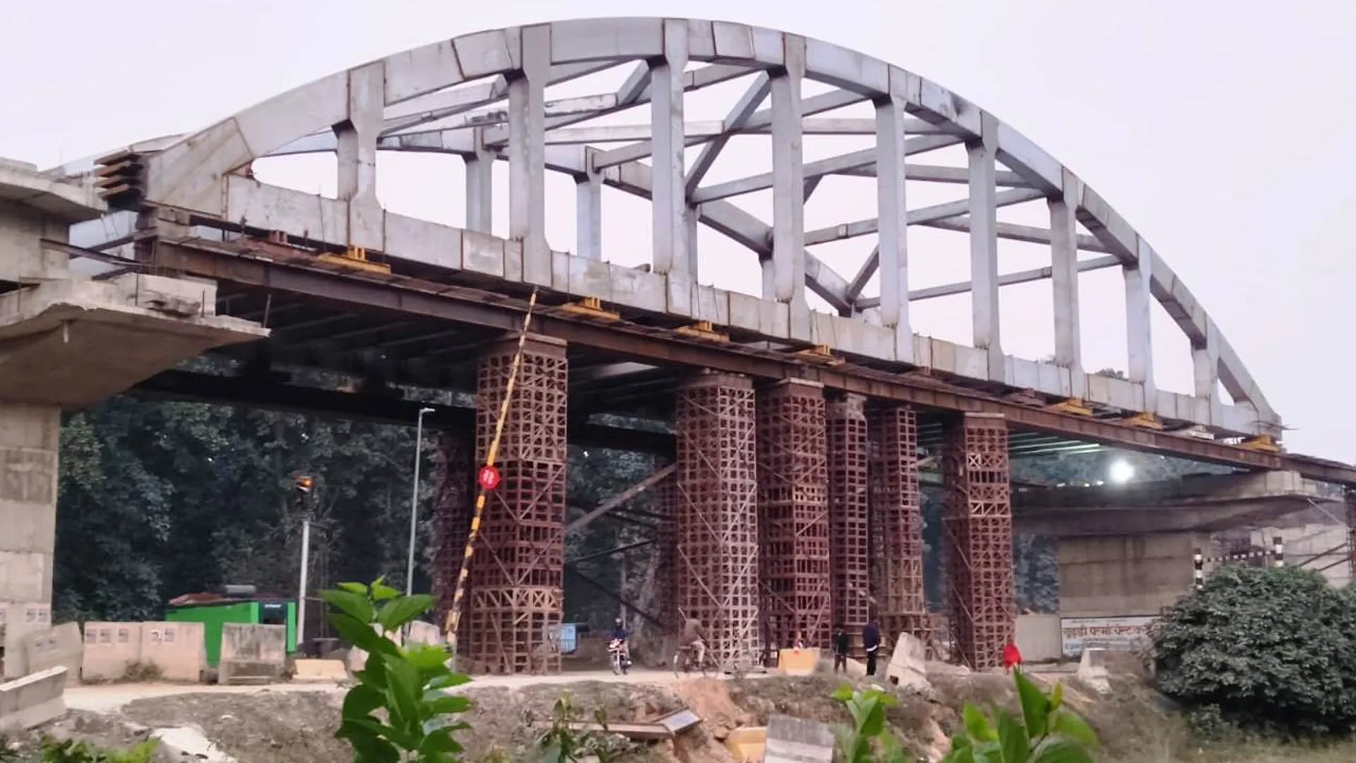 लखीमपुर खीरी : रेलवे ओवरब्रिज के निर्माण का कार्य नहीं हो पाया पूरा