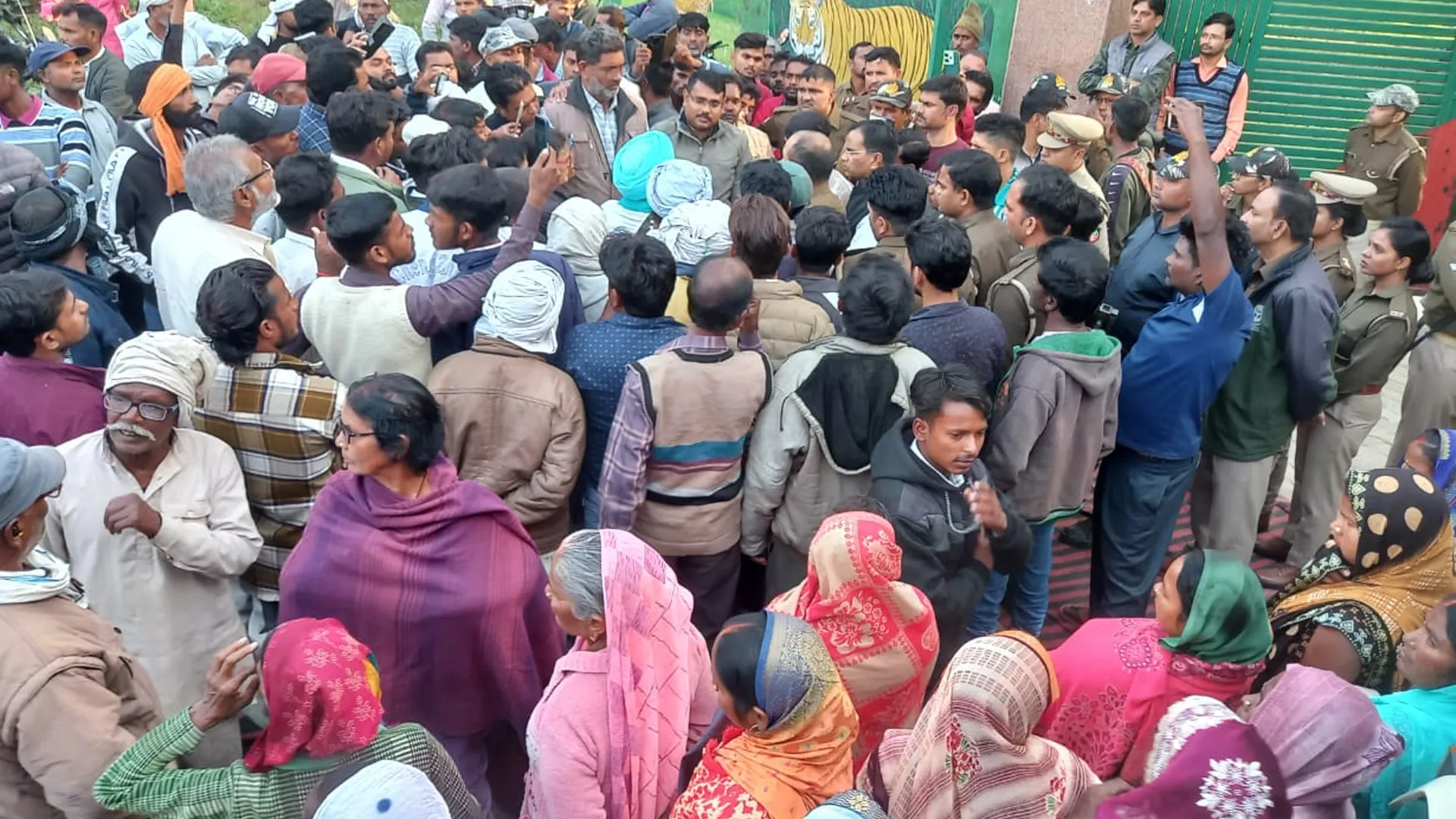 लखीमपुर खीरी : बाघ के हमले में बच्ची की मौत पर उबाल, ग्रामीणों ने दुधवा मुख्यालय को घेरा