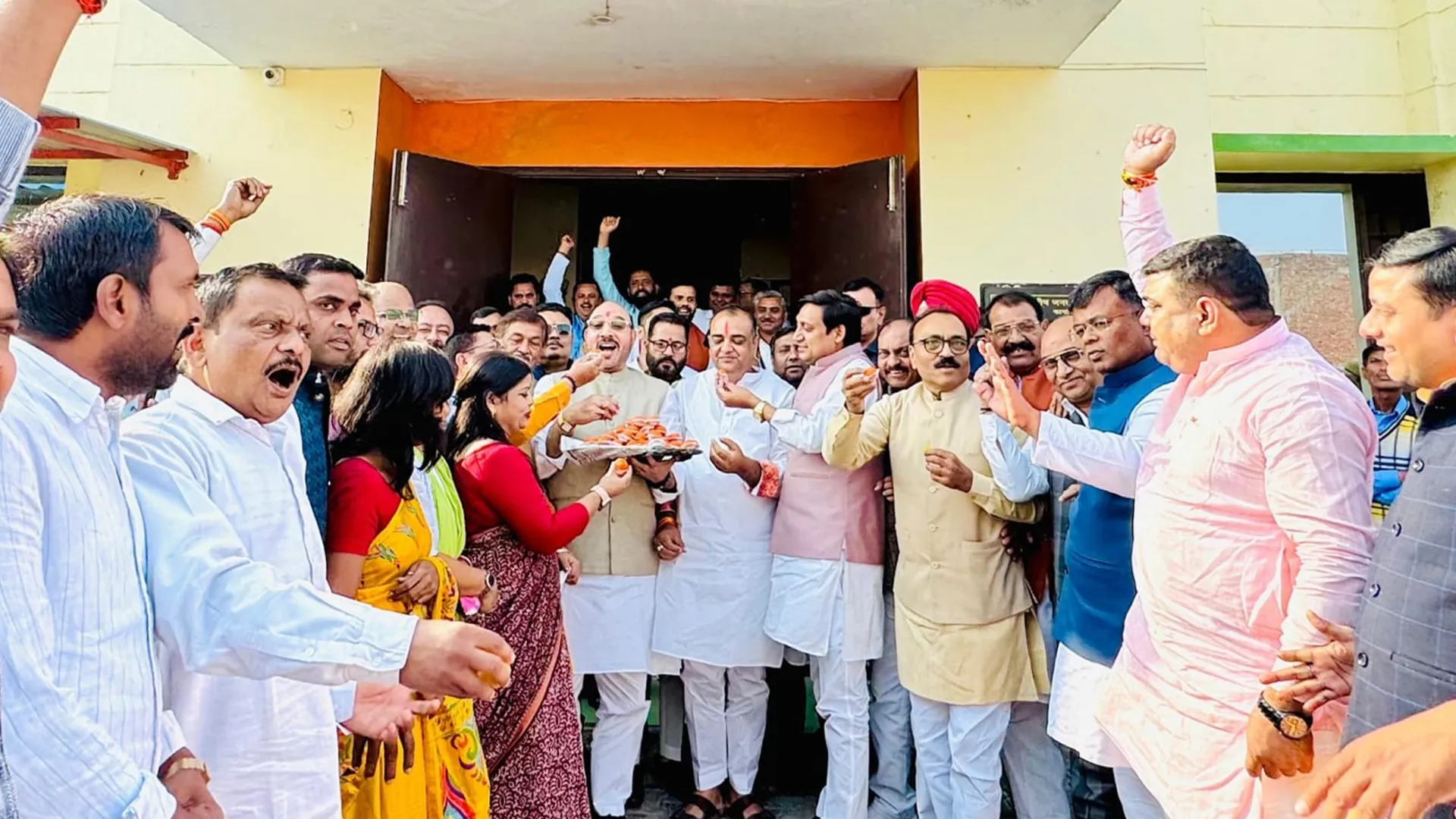 रामपुर : बिहार में एनडीए की प्रचंड जीत पर रामपुर में मना जश्न