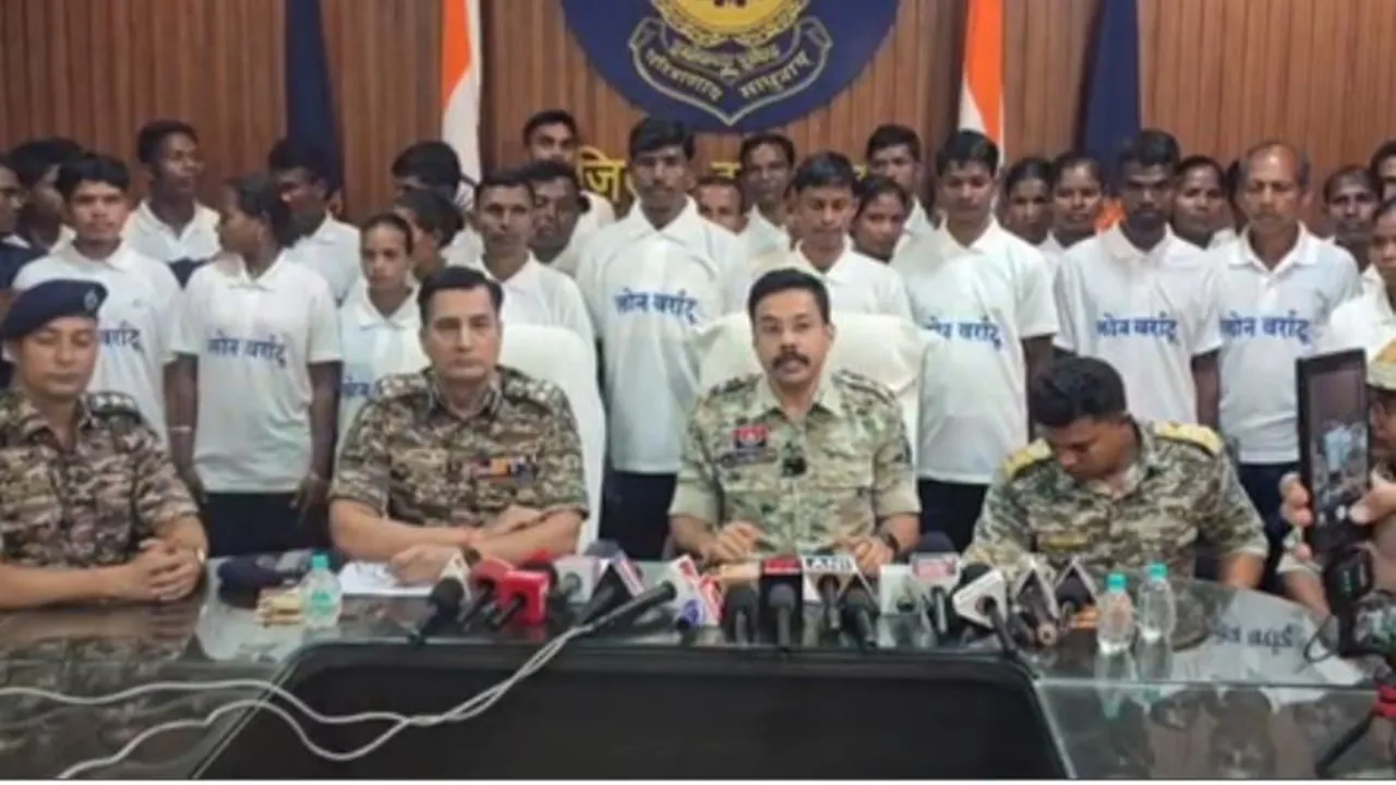 नक्सलवाद के खिलाफ बड़ी सफलता : छत्तीसगढ़ में 65 लाख के 27 इनामी समेत 37 नक्सलियों ने किया सरेंडर 