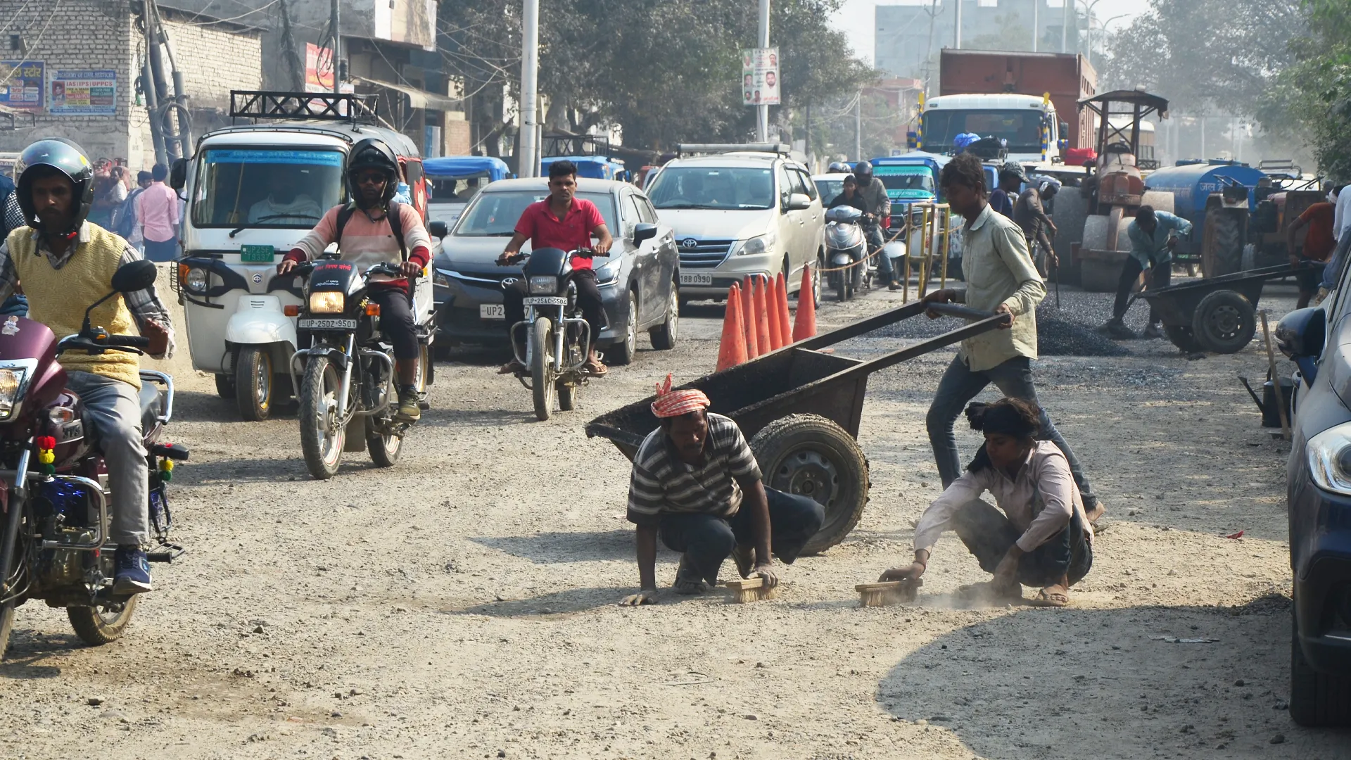 बरेली सिटी स्टेशन रोड : टेंडर निरस्त, फिर भी जारी पैचवर्क