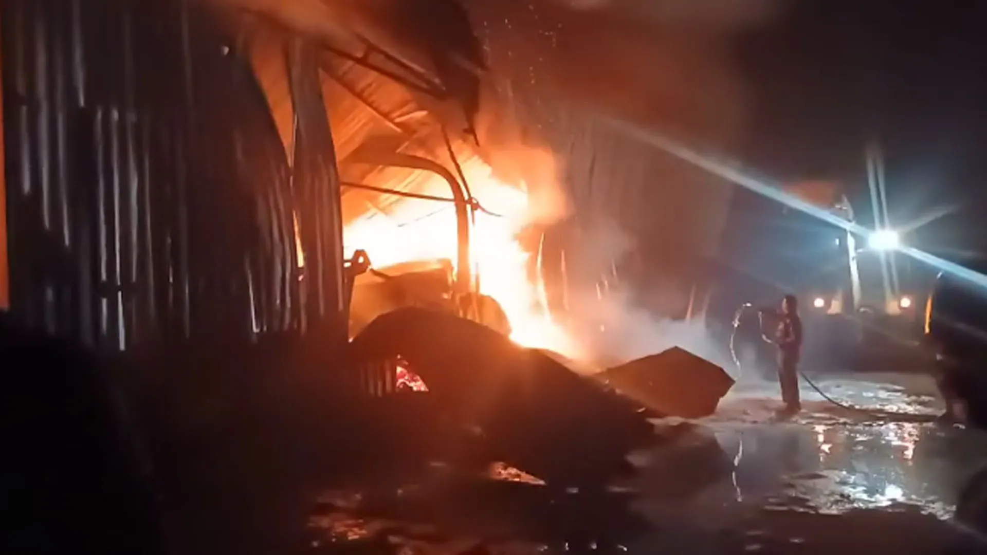Bareilly : प्लाई फैक्ट्री के गोदाम में लगी आग,तीन घण्टे तक उठतीं रहीं लपटें