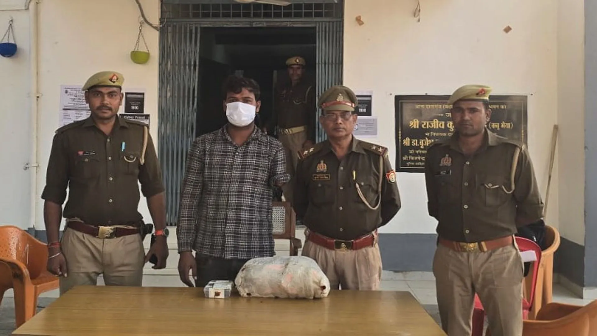 बदायूं: चेकिंग के दौरान 30 लाख की अफीम के साथ युवक गिरफ्तार