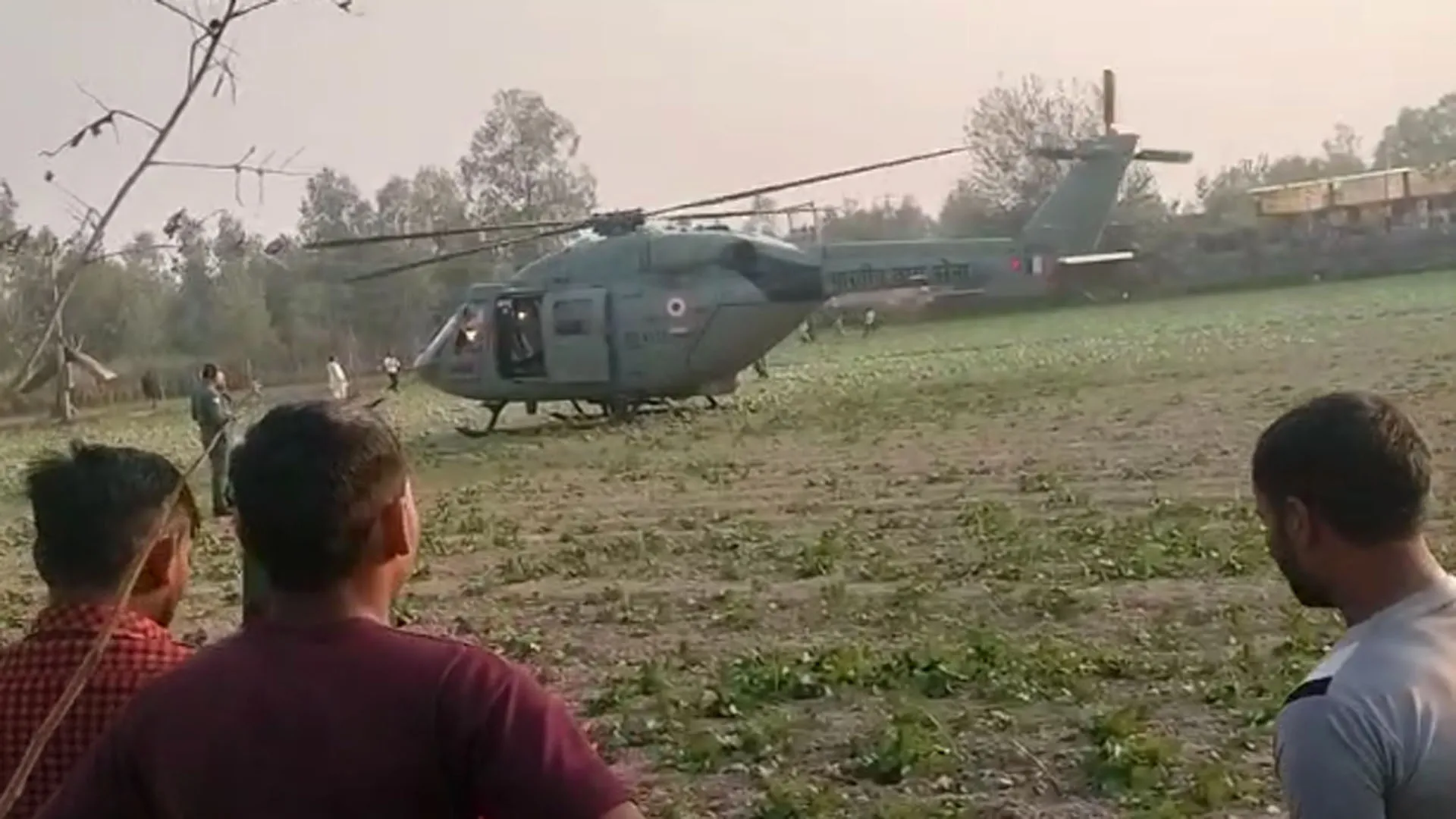 Bareilly : मीरगंज के बहरौली गांव में खेत पर एयफोर्स के हेलीकॉप्टर की इमरजेंसी लैंडिंग से मची खलबली