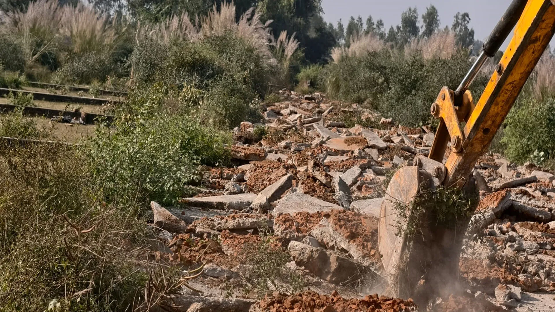 Bareilly: 12 बीघा में बस रही अवैध कॉलोनी को बीडीए ने किया ध्वस्त