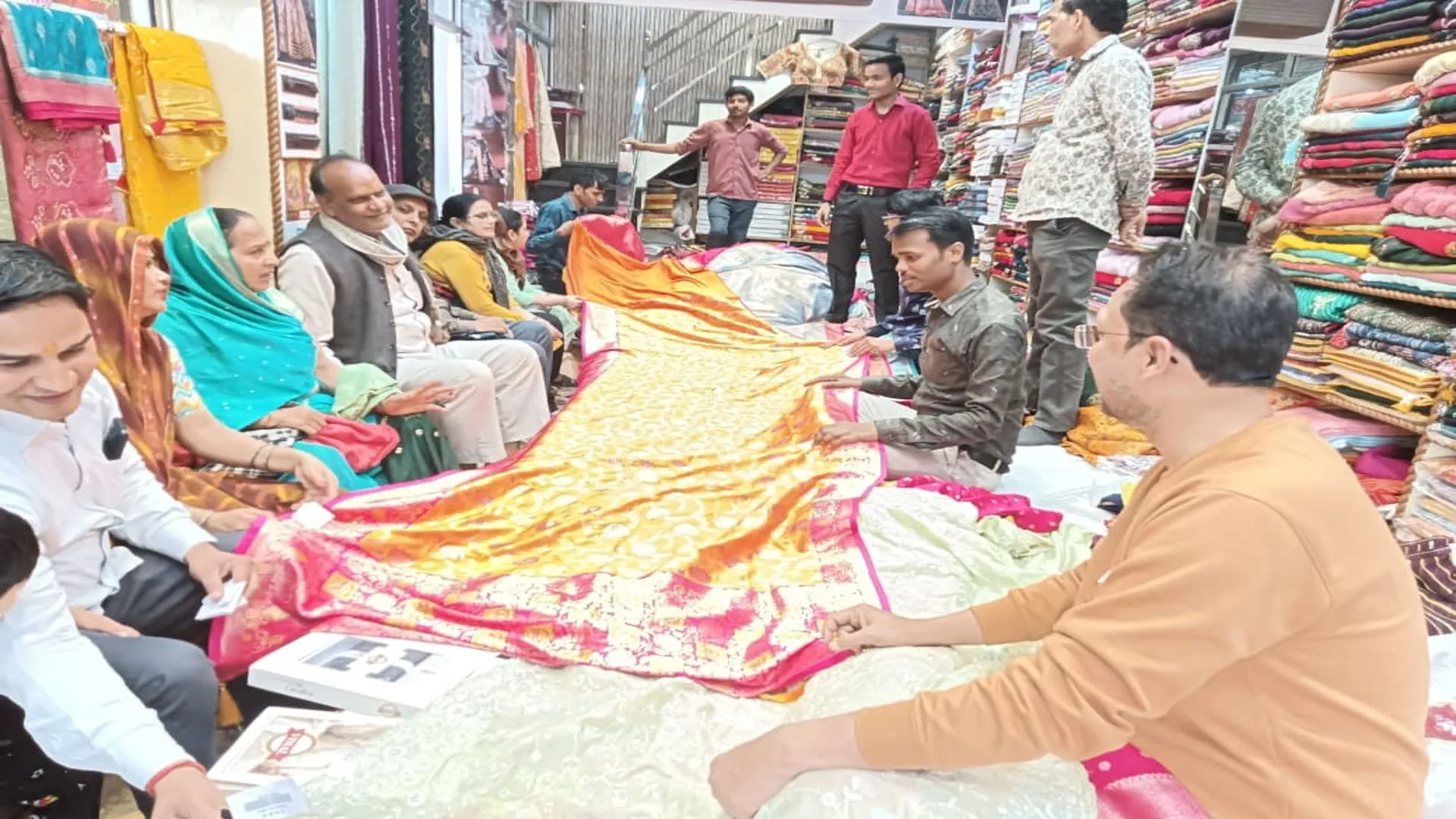 Moradabad: सहालग से बाजार में बढ़ी रौनक, अच्छे कारोबार की उम्मीद