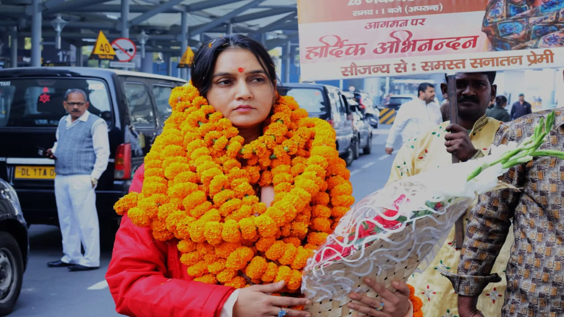 UP: भारतीय संस्कृति का परचम लहराकर लंदन से लौटीं वाटर वूमन