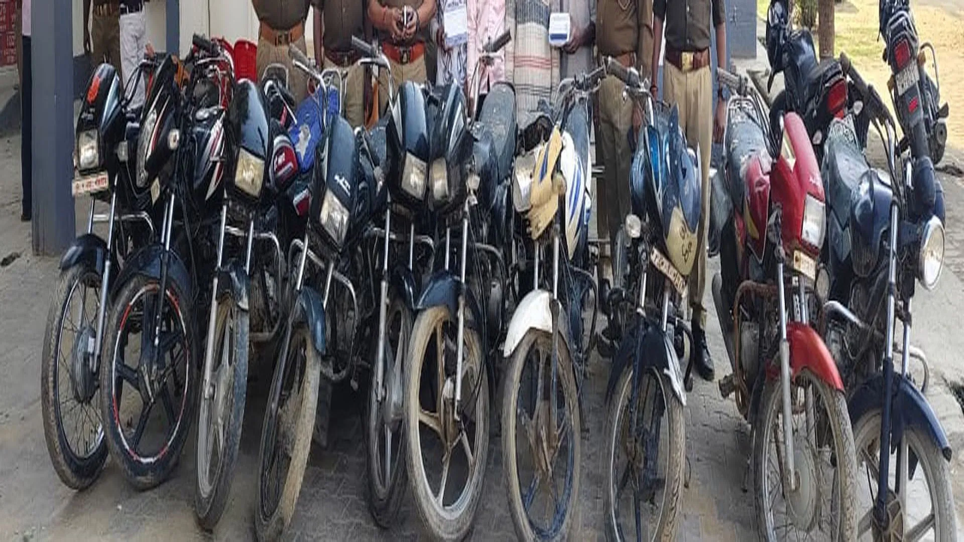 बदायूं : चोरी की 10 बाइकों के साथ चार आरोपी गिरफ्तार, एक निकला नाबालिग