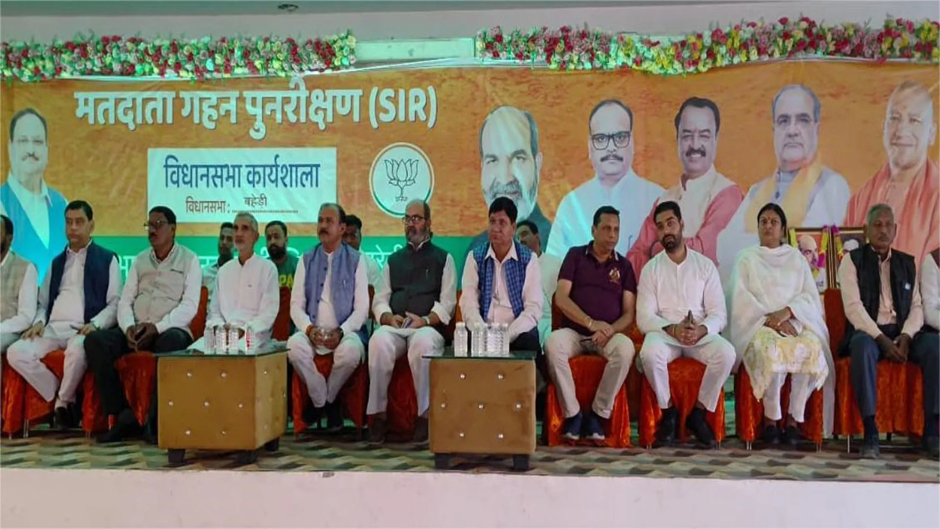 Bareilly: बीएलए अपने बूथ के बीएलओ से मिलकर गणना प्रपत्र को भरवाने में करें मदद