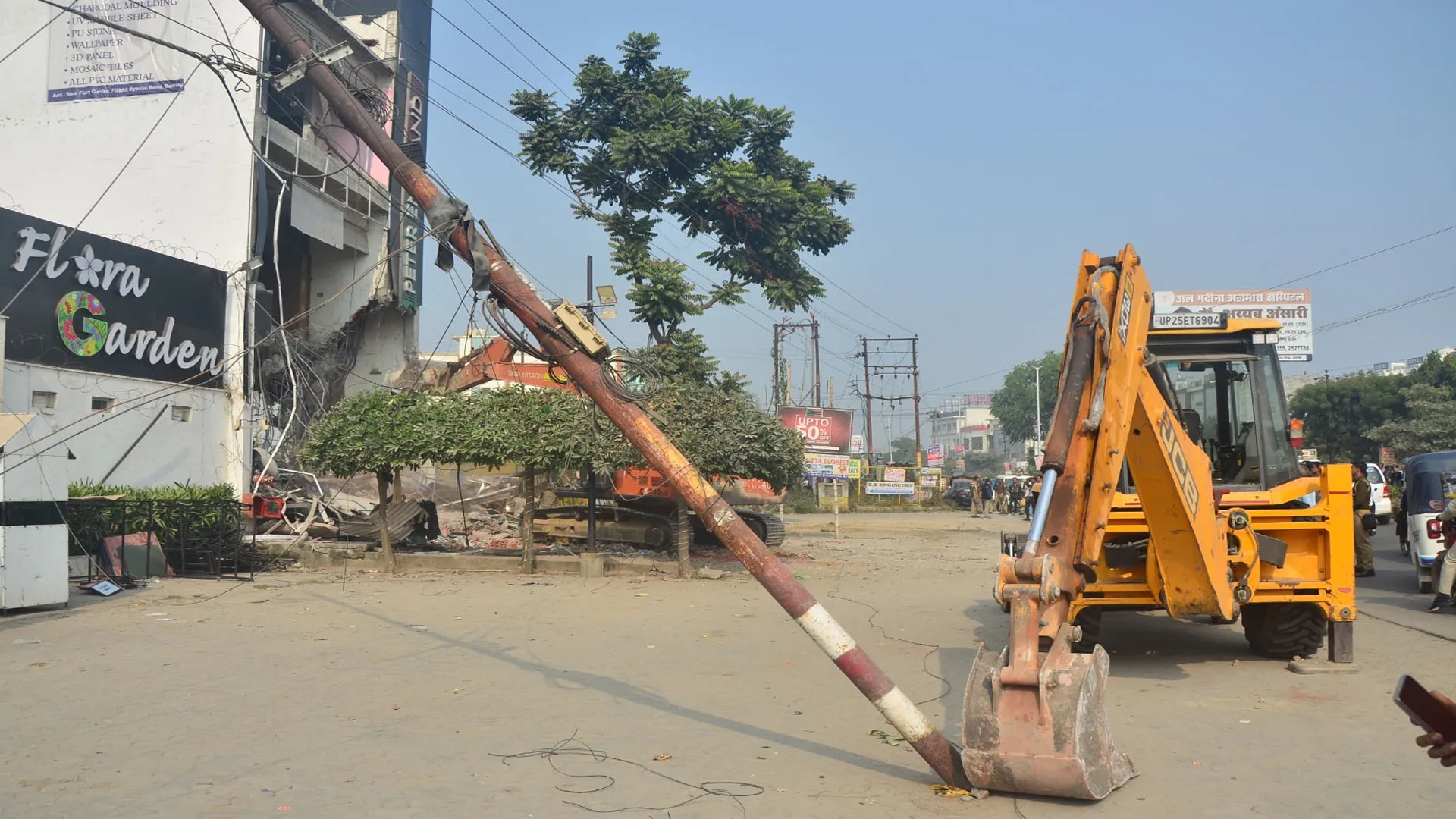 Bareilly : बुलडोजर कार्रवाई के दौरान गिरा बिजली पोल...सात हजार घरों की बिजली गुल