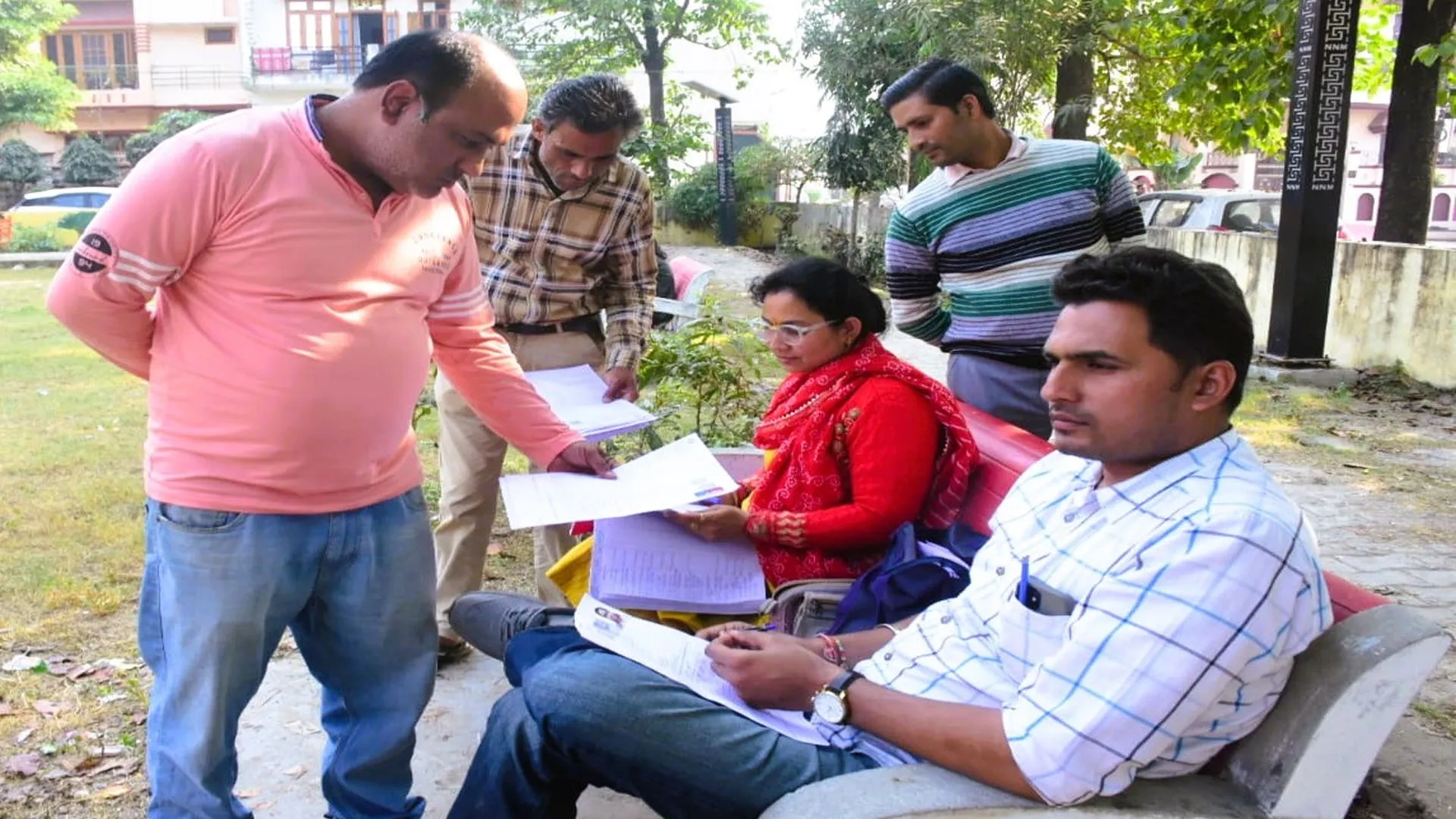Moradabad: समय बीतने के साथ मतदाताओं की बेचैनी बढ़ी...मोहल्लों में नहीं पहुंचे BLO