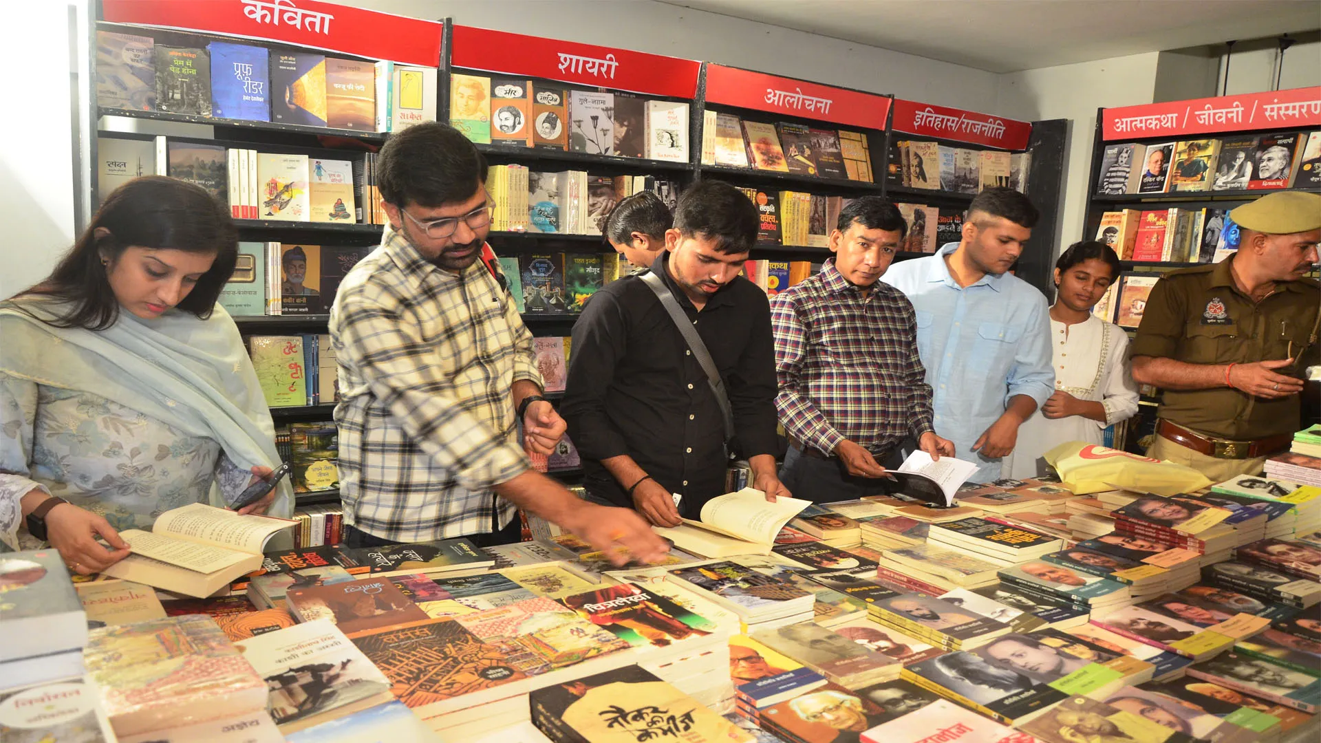 Bareilly : रील्स तक सीमित नहीं जेन-जी, किताब उत्सव में बढ़चढ़कर ले रहा हिस्सा