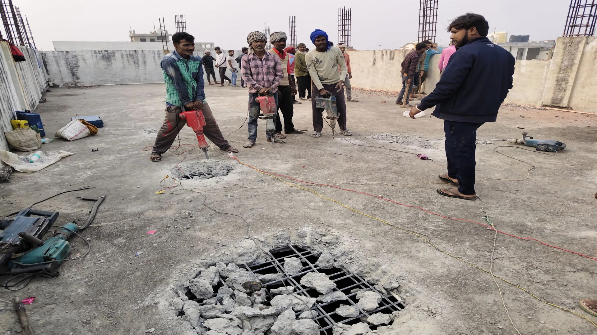 Bareilly : आधा दर्जन ड्रिल मशीनों और दर्जनों हथौड़ों से लेंटर तोड़ा, सरियों ने बढ़ाई दिक्कत