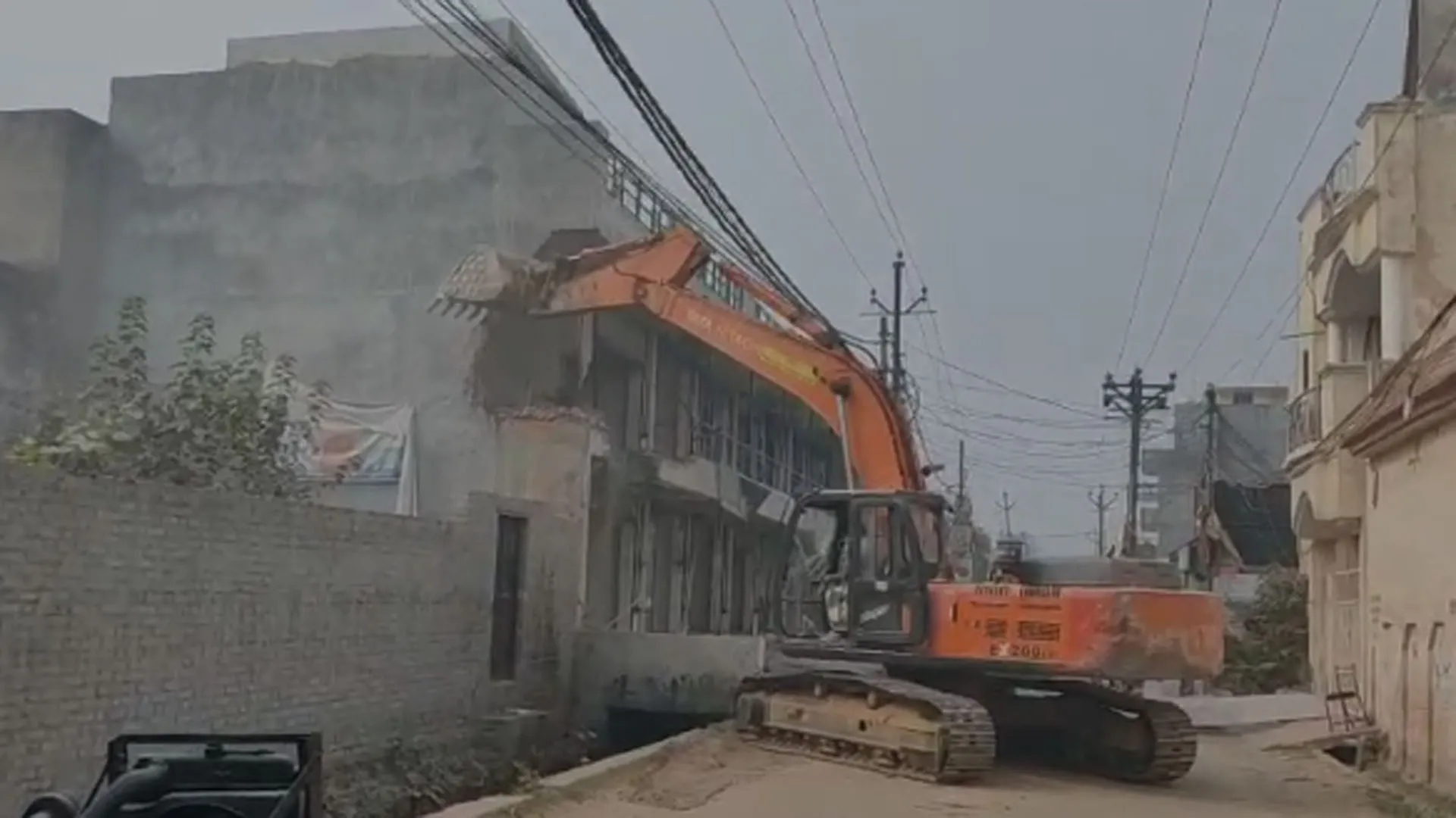 Bareilly: BDA का चला बुलडोजर...मौलाना के करीबी आरिफ की दो अवैध संपत्तियां ध्वस्त