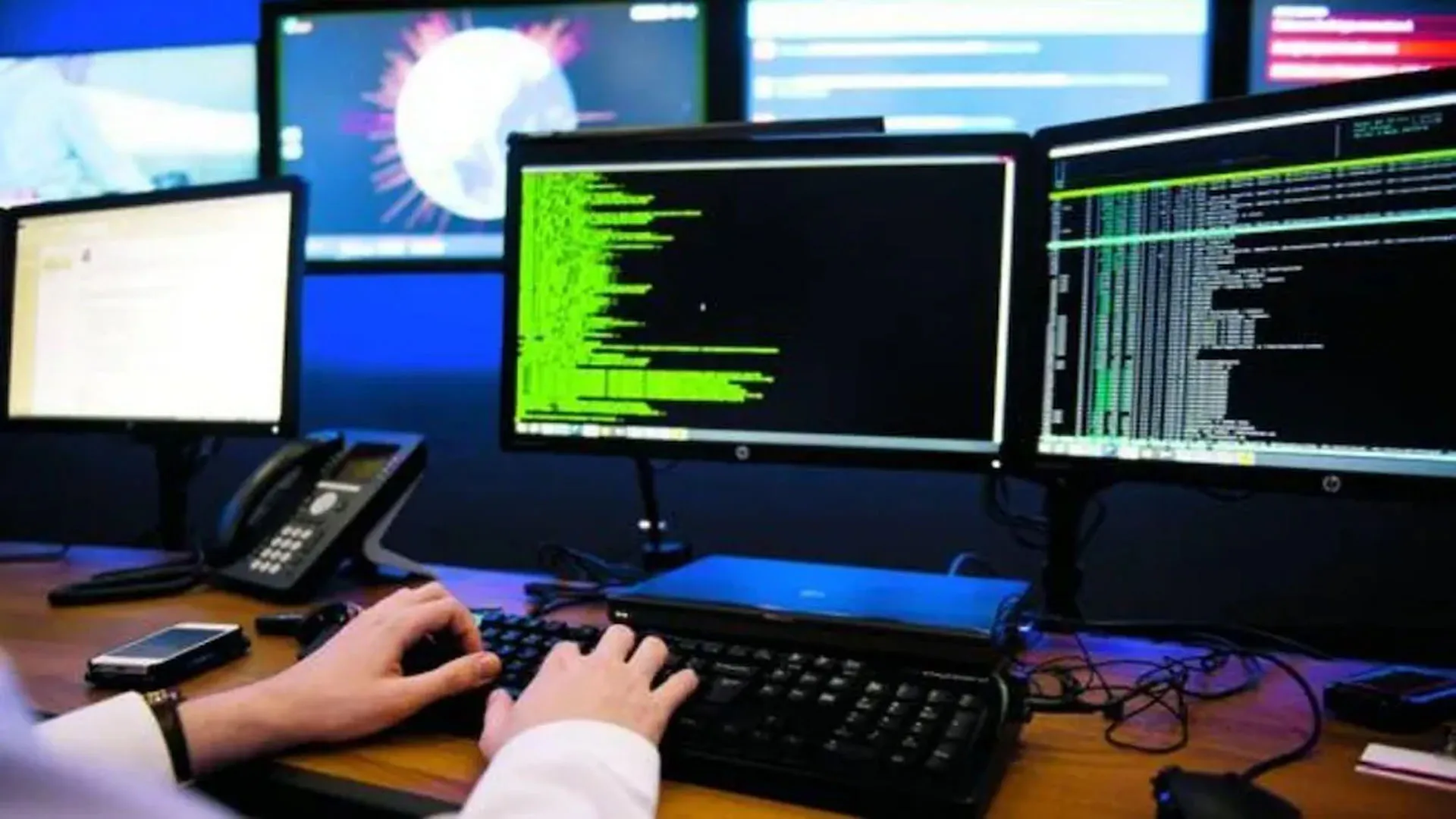 UP: फर्जी कॉल सेंटर सेंटर का भंडाफोड़...ठगी करने वाले पांच लोग गिरफ्तार