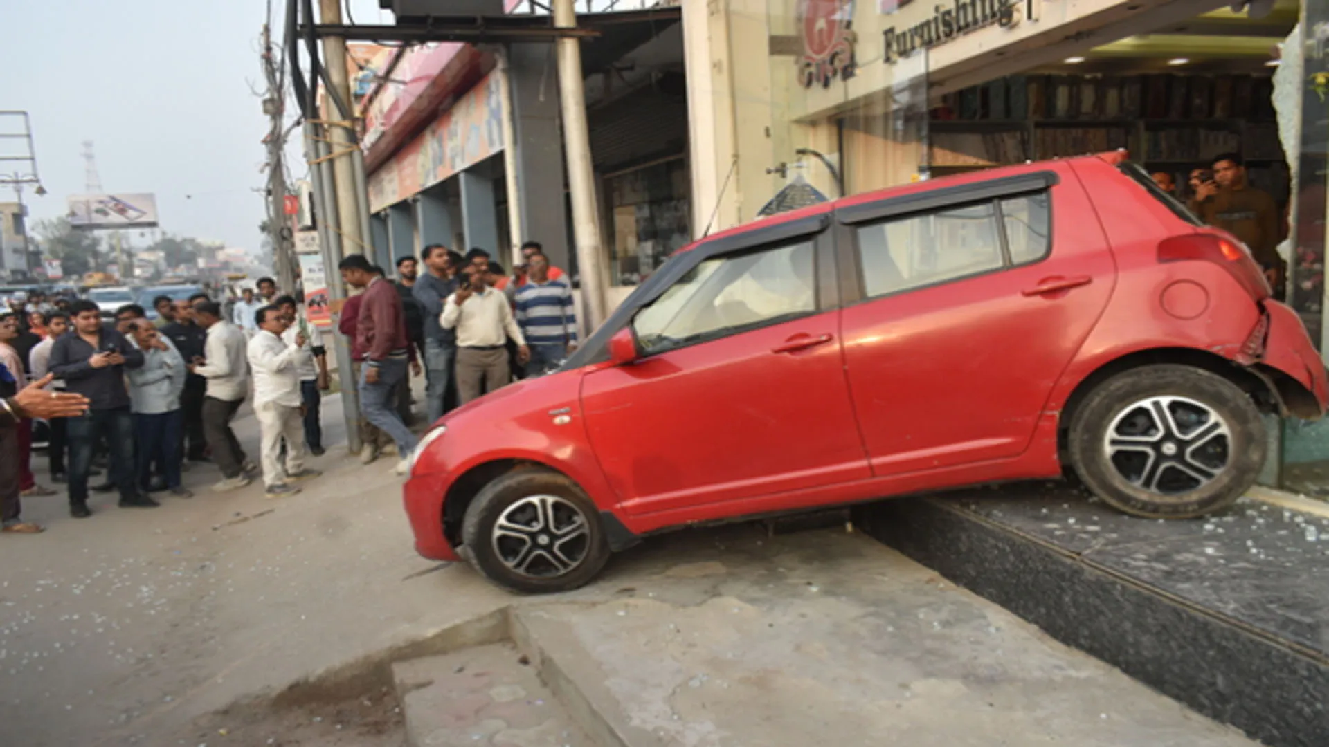 Bareilly : किशोर को थमा दी कार की चाभी, फर्नीचर शोरूम में जा घुसी, टला बड़ा हादसा