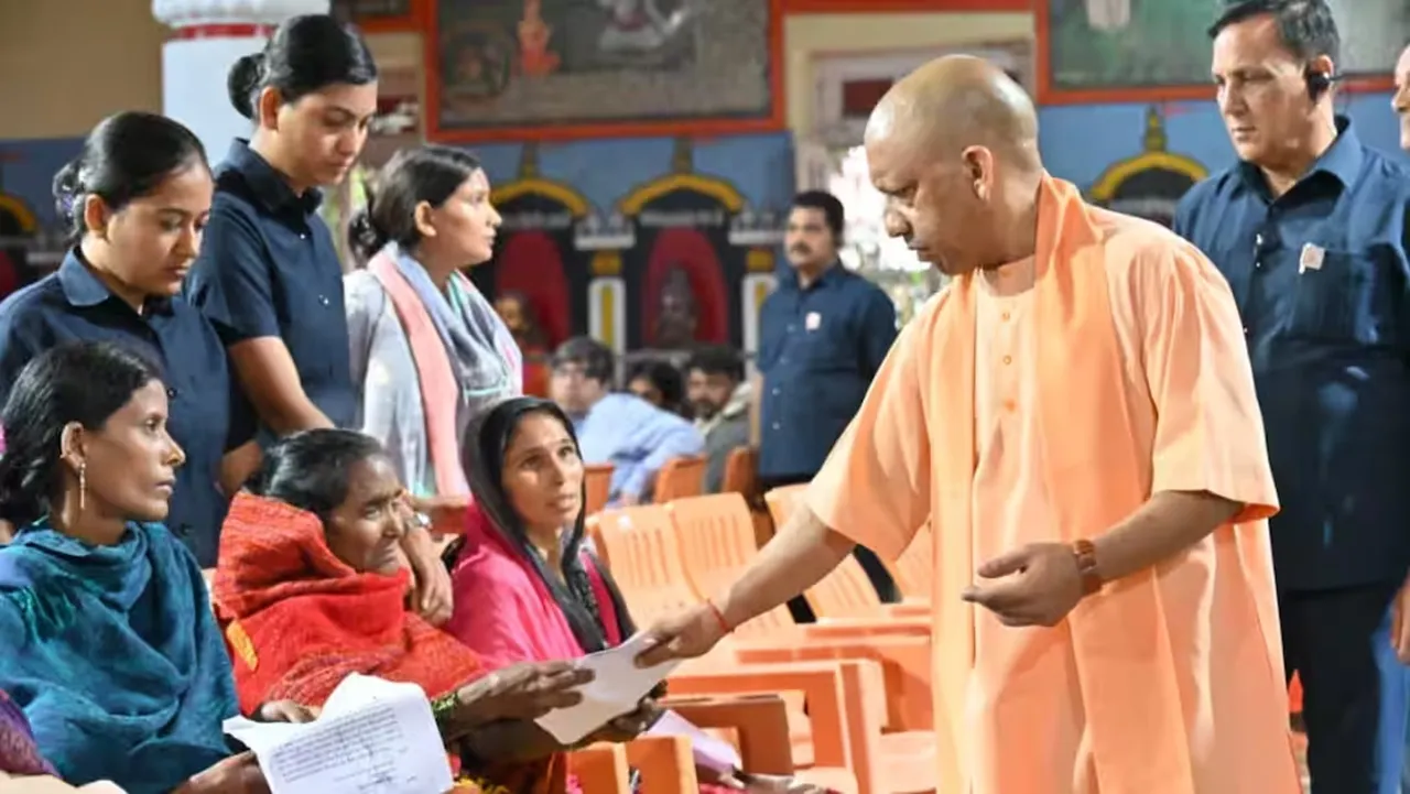 गोरखपुर : सीएम योगी ने जनता दर्शन में सुनीं लोगों की समस्याएं, कहा- किसी के साथ नहीं होने दिया जाएगा अन्याय 