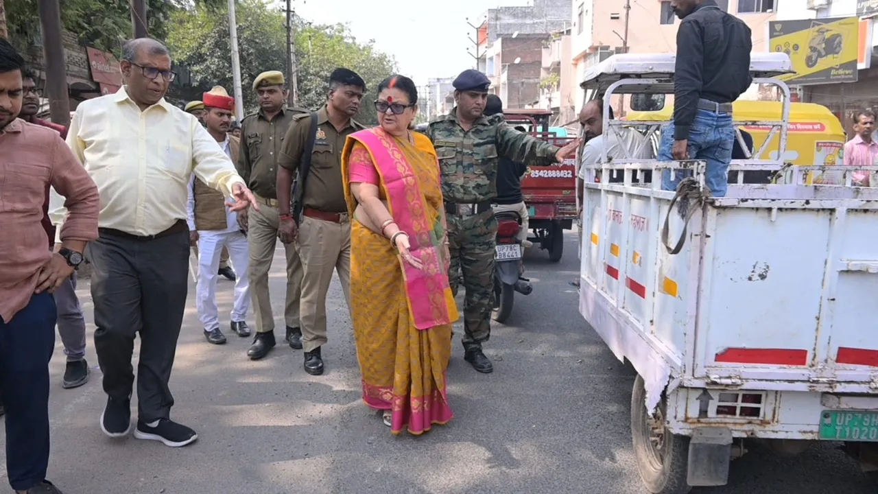 कानपुर : महापौर ने चलाई हथौड़ी तो एक इंच ही मिला पैचवर्क, PWD के अधिकारी को लगाई फटकार, कहा- सरकार को बेच दे रहे हो