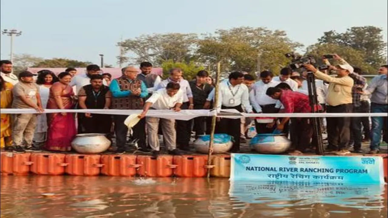 अयोध्या के सरयू नदी में मछलियों के डाले गए एक लाख बीज