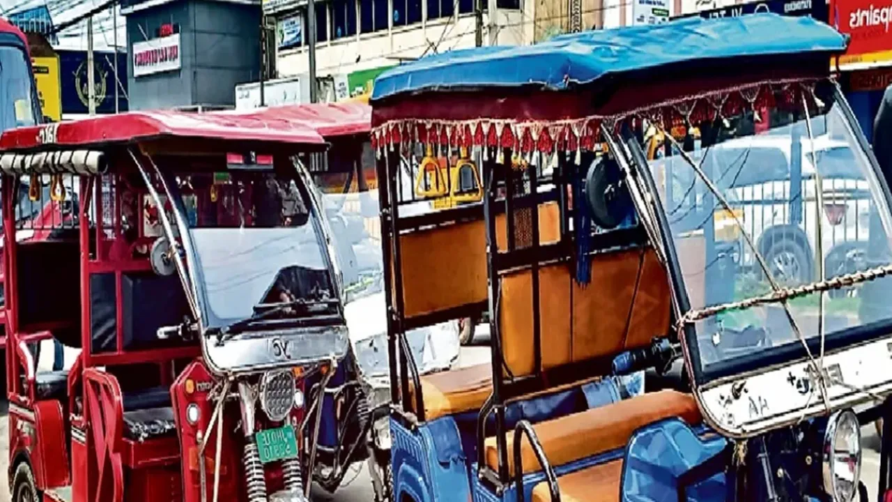 अयोध्या : गली में भी ई-रिक्शा व ऑटो का कब्जा, लग रहा जाम, प्रतिबंधित एरिया में भी चल रहे बेरोक-टोक