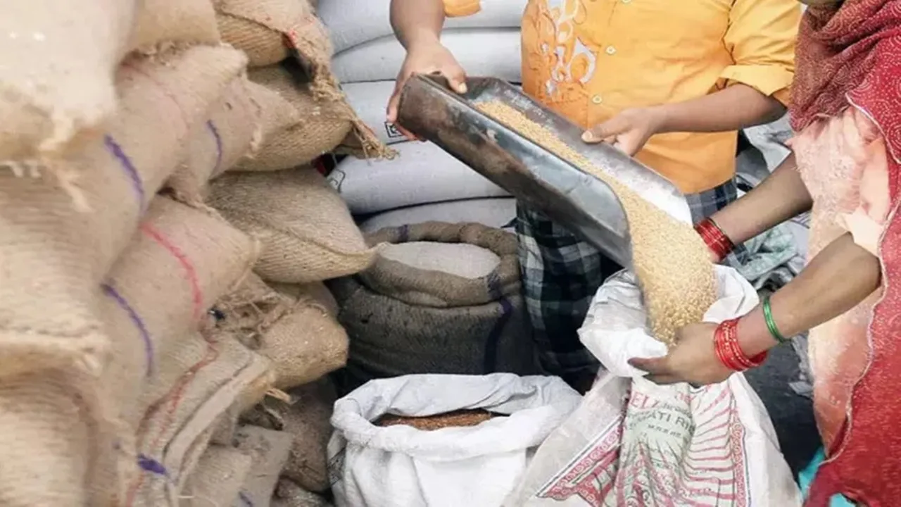 UP में फ्री राशन वितरण शुरू, 25 तक चलेगा अभियान, मॉनिटरिंग के लिए बनाए गए नियंत्रण कक्ष