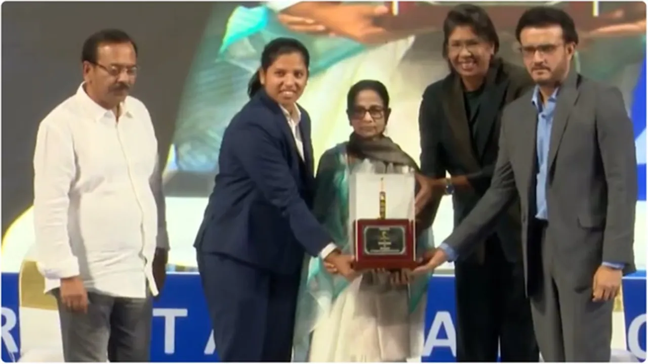 विश्व विजेता ऋचा घोष बनीं DSP : मुख्यमंत्री ममता बनर्जी ने सौंपा नियुक्ति पत्र, 'बंग भूषण' सम्मान और 34 लाख रु भी मिला