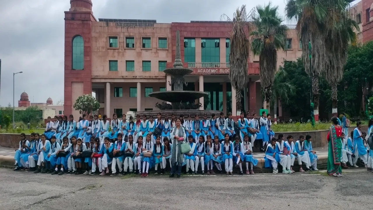 बाराबंकी : बालिकाओं का शैक्षिक भ्रमण, आत्मविश्वास और कौशल विकास पर जोर
