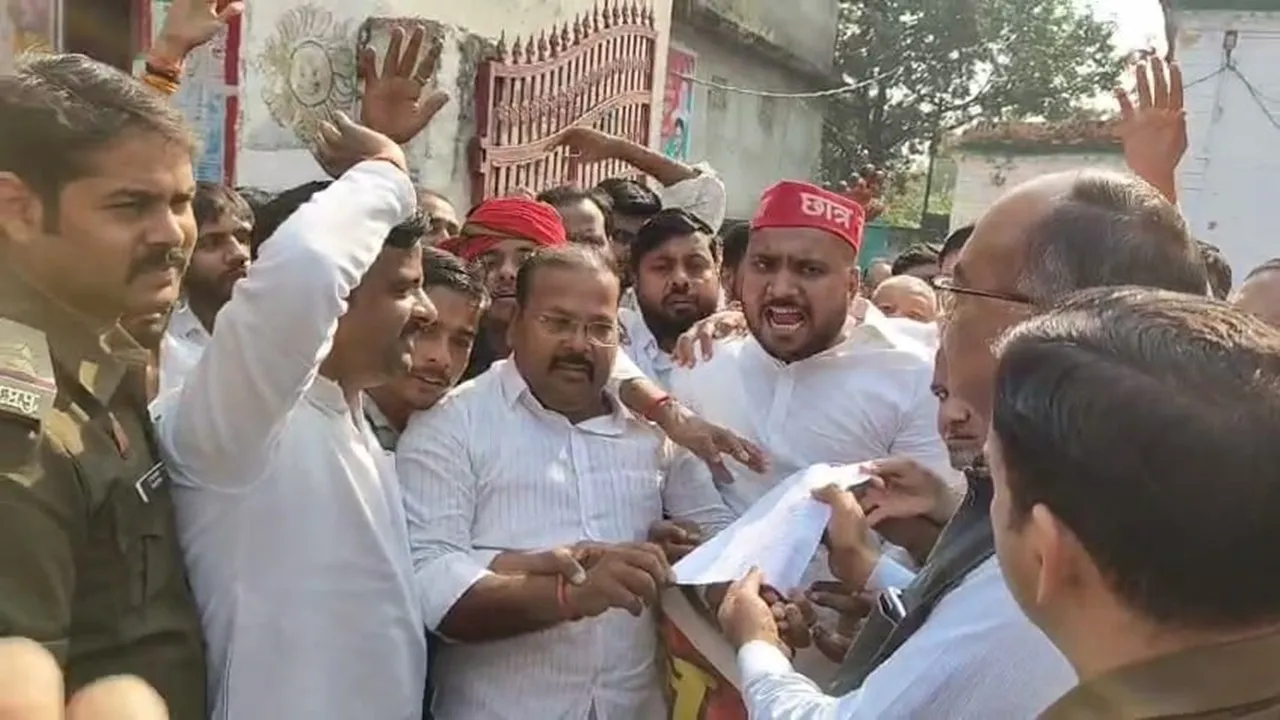 गोंडा : भाजपा विधायक बावन सिंह की टिप्पणी पर भड़के सपा कार्यकर्ताओं ने किया प्रदर्शन, कहा- माफी मांगे, वरना होगा उग्र आंदोलन 