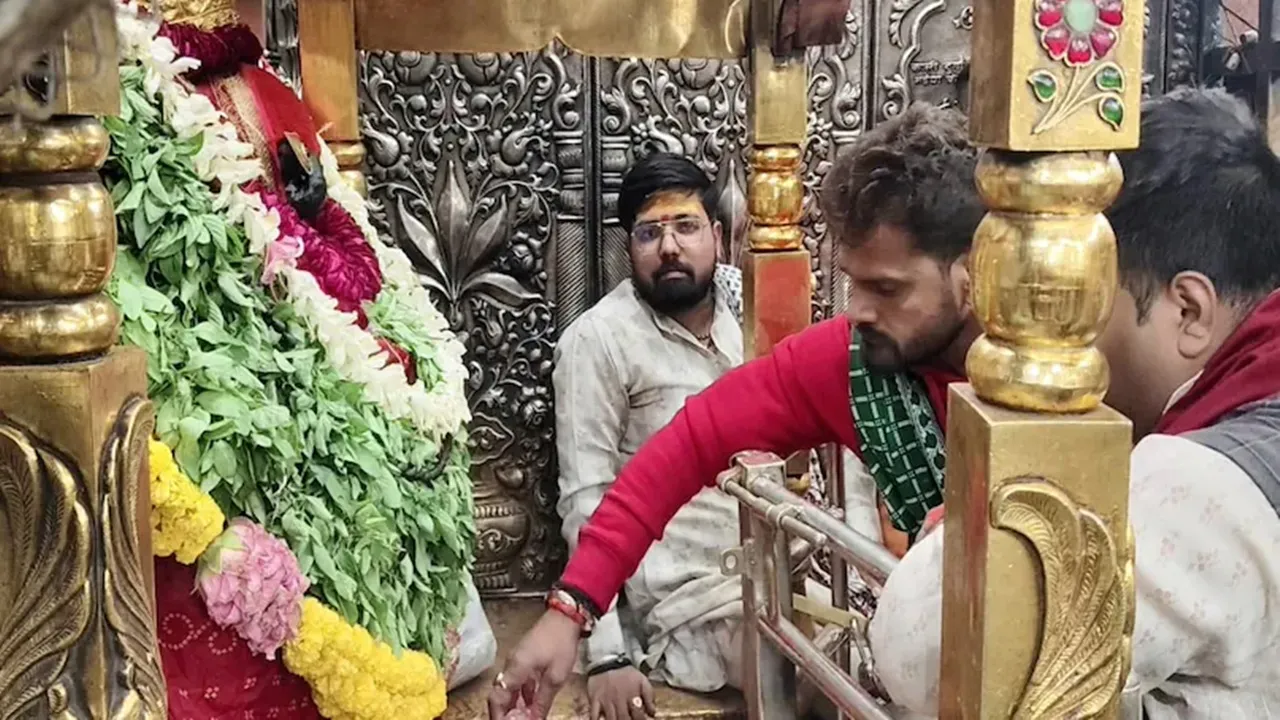 बिहार चुनाव परिणाम से पहले खेसारी लाल पहुंचे मां विंध्यवासिनी के दरबार, मांगा विजय का आशीर्वाद 