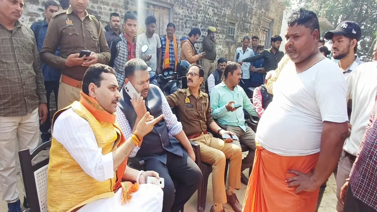 बाराबंकी : शव लेकर निकले उग्र परिजन तो खड़बड़ाया प्रशासनिक अमला, अस्पताल सीज, हिरासत में एक आरोपी