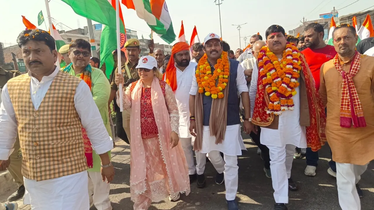 गोंडा : तिरंगा यात्रा में कमलेश मिश्रा बोले- नेहरू की गलती को ठीक कर मोदी ने पूरा किया सरदार पटेल का सपना