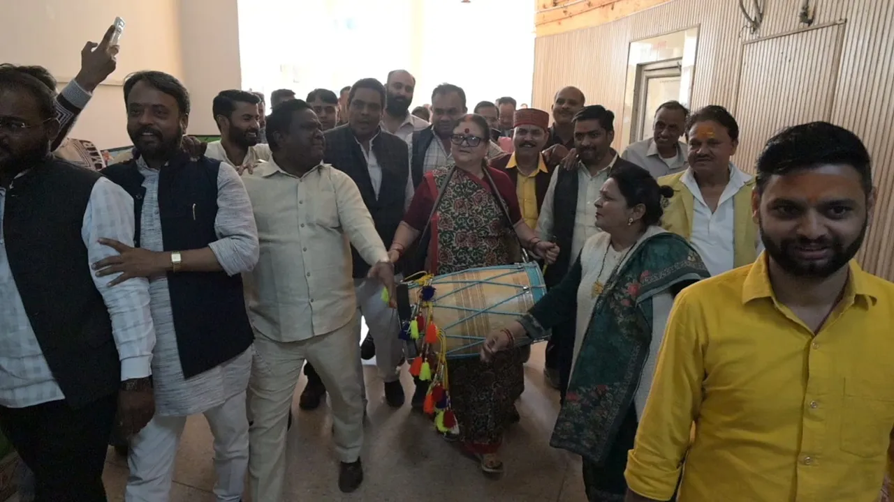 बिहार में जीत कानपुर में जश्न, बजाई ढोल.. जमकर की आतिशबाजी