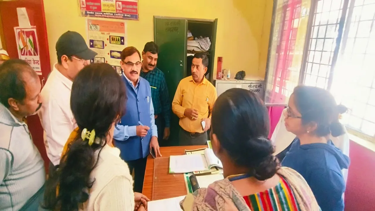 बाराबंकी : CMO ने CHC रामनगर का किया औचक निरीक्षण, कहा- मरीजों को पहुंचाएं सरकारी अस्पताल, प्राइवेट रेफर पर होगी कार्रवाई